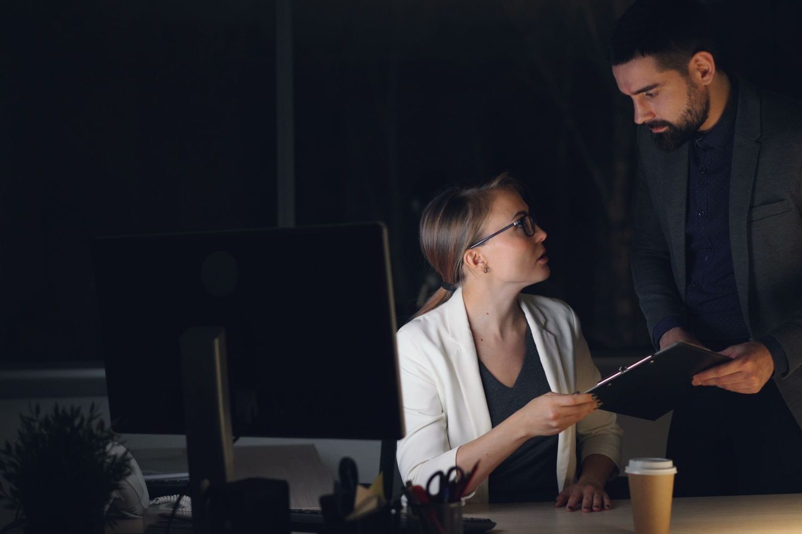 Analyst resolving an invoice exception with a supplier