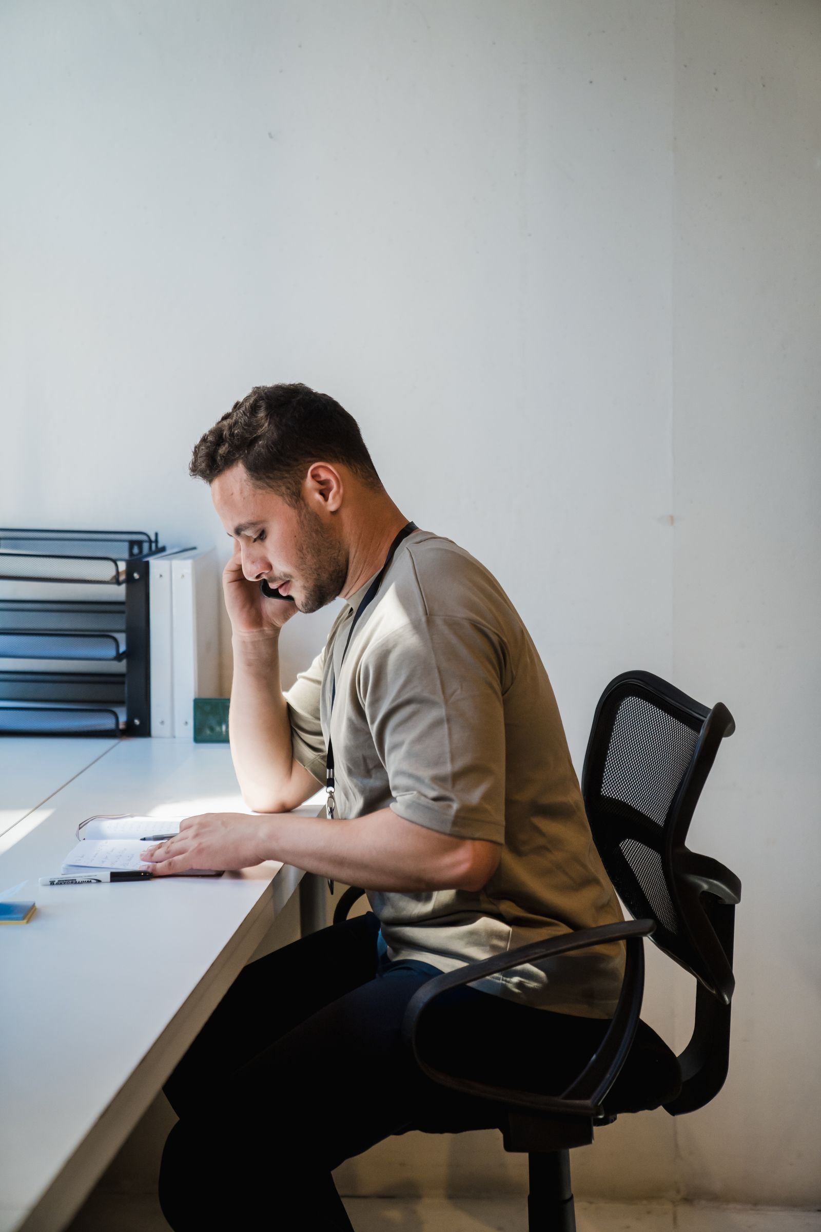 Analyst working a procure-to-pay exception through to closure by phone